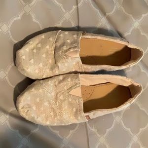 Super cute Toms slip on shoes!